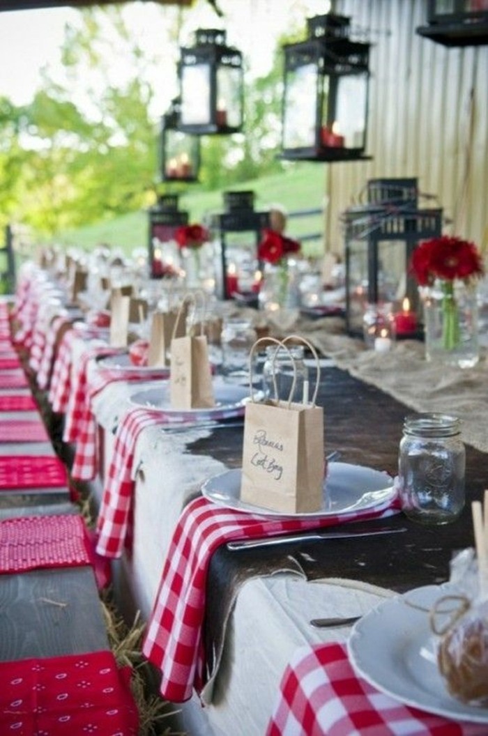 婚礼餐桌装饰，带有红色元素