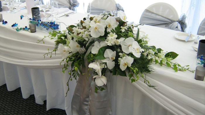 Сватба маса декорация-в-средата