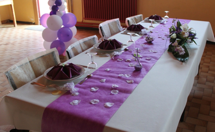 Сватба маса декорация-лилаво-сатен