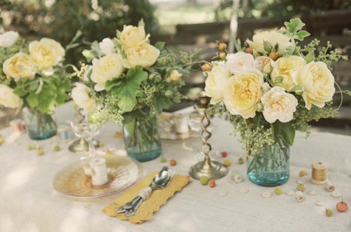 Сватбена маса декорация-много цветя