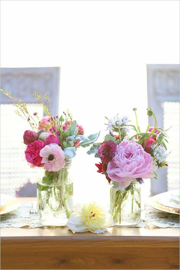 Hochzeitsdeko-jeftino - Hochzeitsdeko-se-stvaranje cvjetnih aranžmana - za stolom
