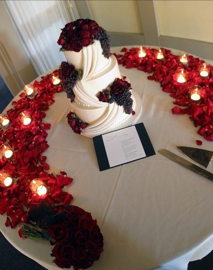 ديكورات لحفل الزفاف، مع وردة حمراء-بتلات والشموع