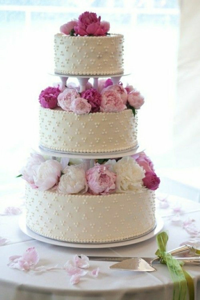 Сватбена торта с цветя