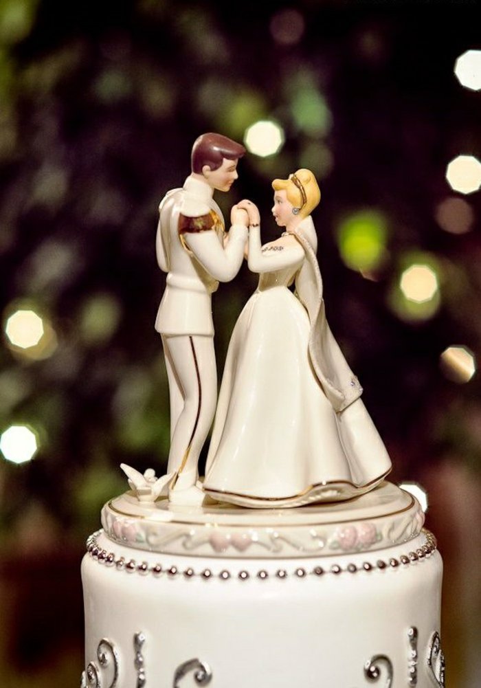 Svadbena torta siluete-supružnika Pepeljuga i princ-u