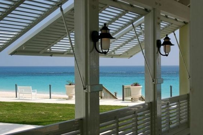 海滩别墅阳台或露台木制视图和遮阳伞