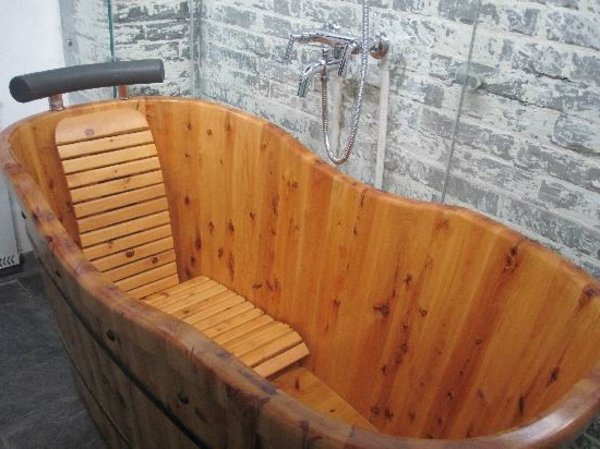 Дървена вана модерна баня дизайн идея