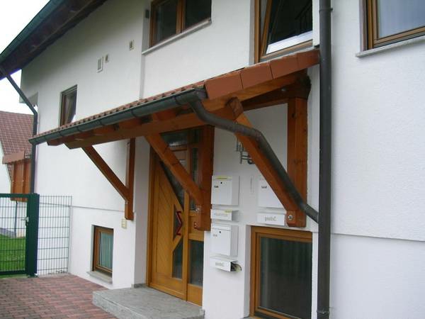 Drvena nadstrešnica nad-the-vrata dizajn