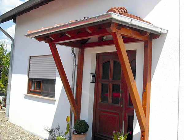 Pabellón de madera en la entrada