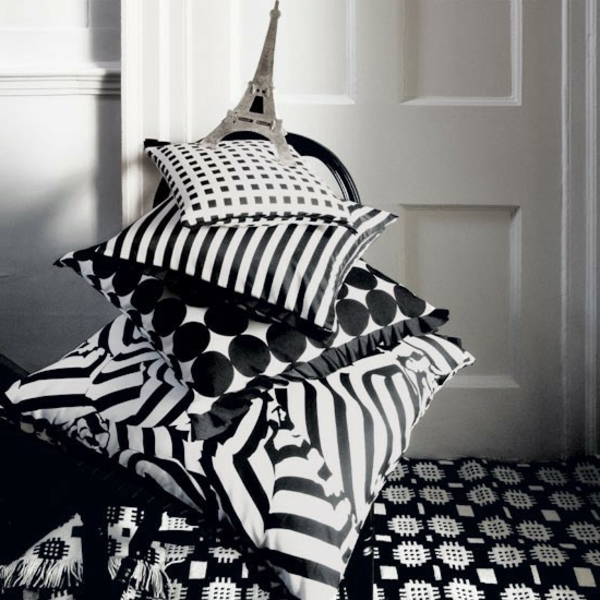 artdeco stil - Eiffelov toranj na bacanju jastuka u bijeloj i crnoj boji