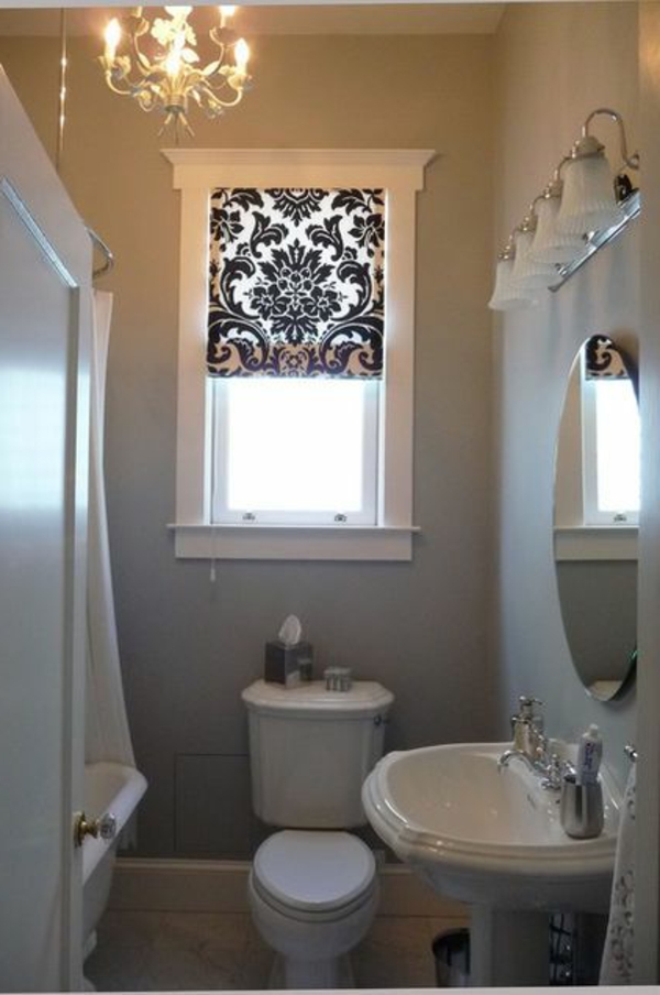 Color blanco y negro para un modelo moderno de cortinas en el baño