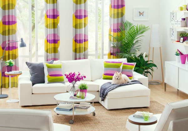 تعيين غرفة المعيشة - أريكة الزاوية مع الوسائد الملونة