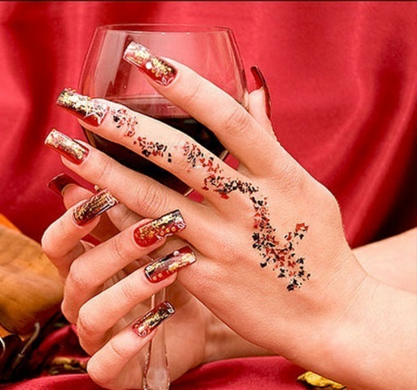 Снимки на ноктите за сватба - червени и златни