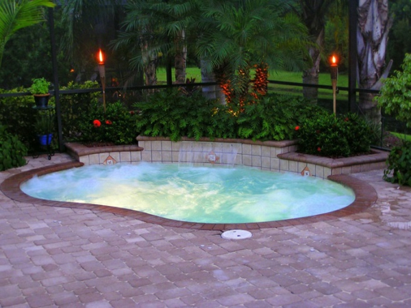 Courtyard басейн в градината дизайн идея-кръгла форма