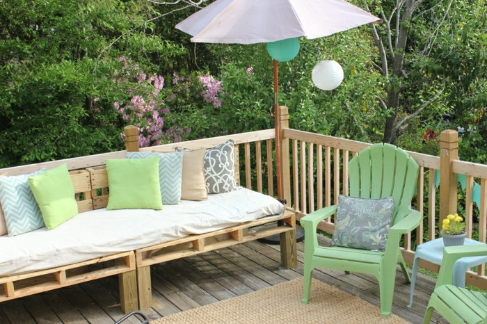 Courtyard tervezés-Paleten Couch párna székek friss színek napernyő papír lámpák