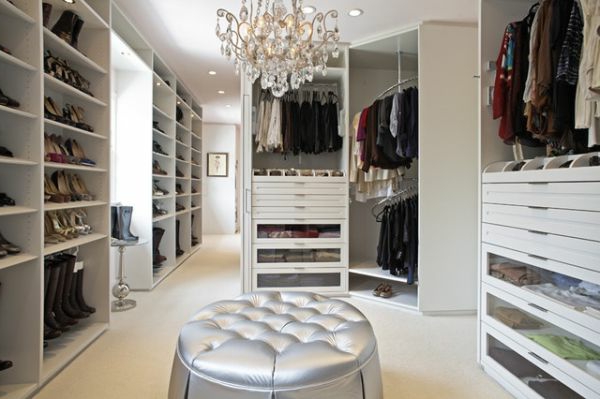Сребърно кресло за елегантен шкаф за дрехи