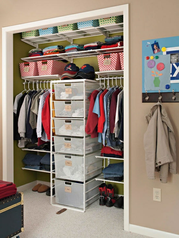Модел на гардероб за детски дрехи