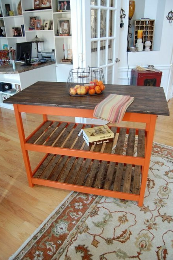 Surface en bois et trois étagères d'un îlot de cuisine orange