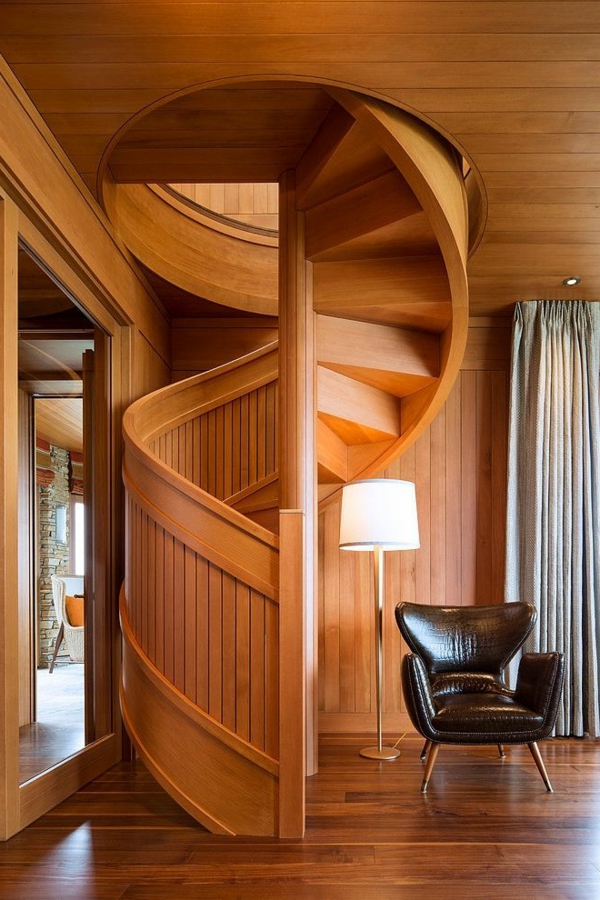 Diseño interior italiano-escalera de caracol-de-madera-con-un diseño original