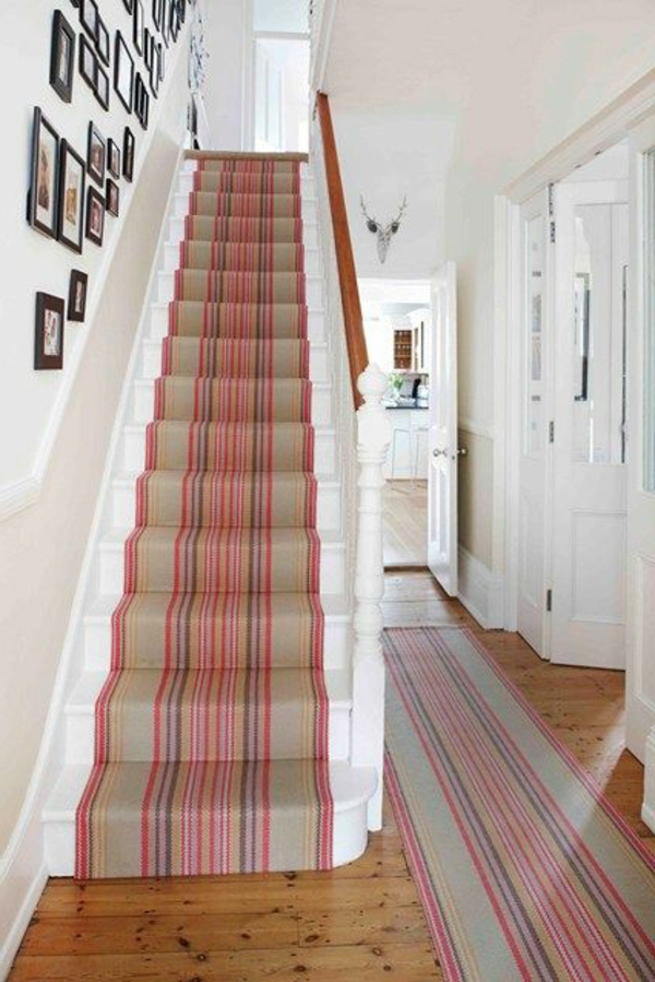 Интериорен дизайн на стълби килим идея