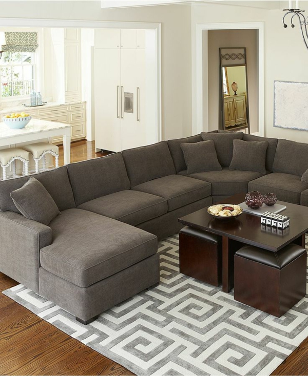 Dizajn interijera lijep dnevni boravak s sivim kaučem elegantnim dnevnim boravkom
