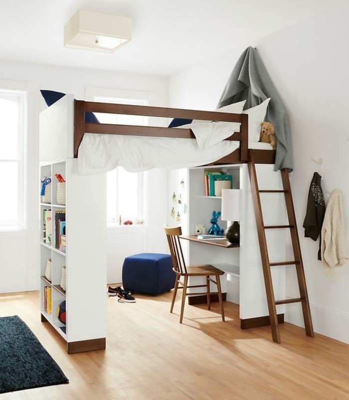 habitación juvenil con cama alta de madera
