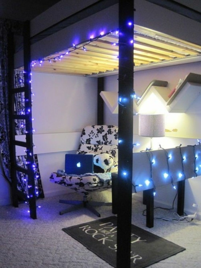 غرفة الشباب مع سرير مرتفع مع ضوء سلسلة