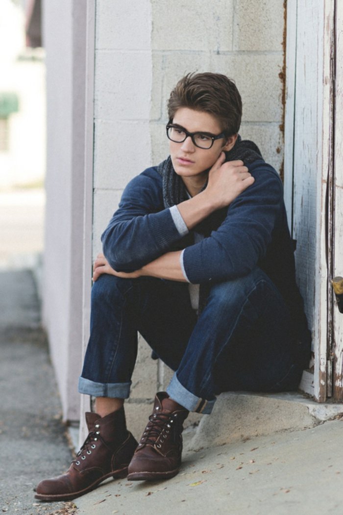 男孩牛仔裤的蓝色毛衣，围巾书呆子眼镜，黑框