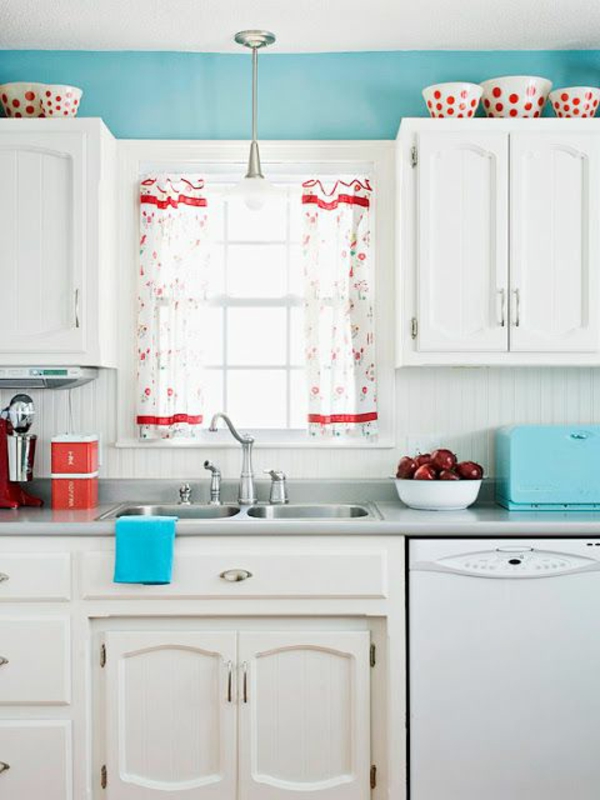 Кухненски дизайн-с-мебели-в-ретро стил синя стена