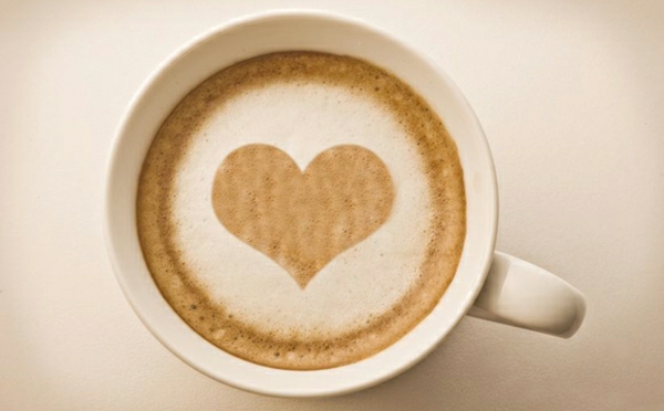 Кафе със сърцето чаша кафе идея