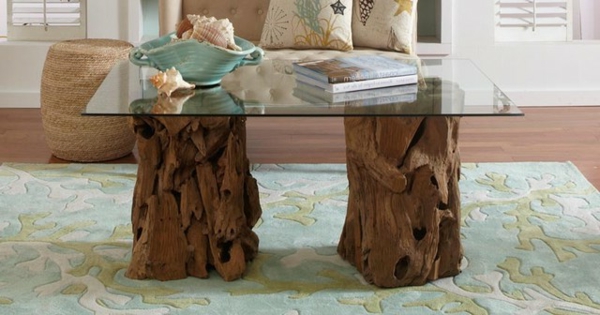 Table basse en bois flotté avec le verre dans le salon