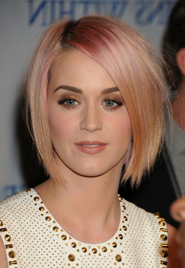 Katy Perry coiffures shorthair court rose