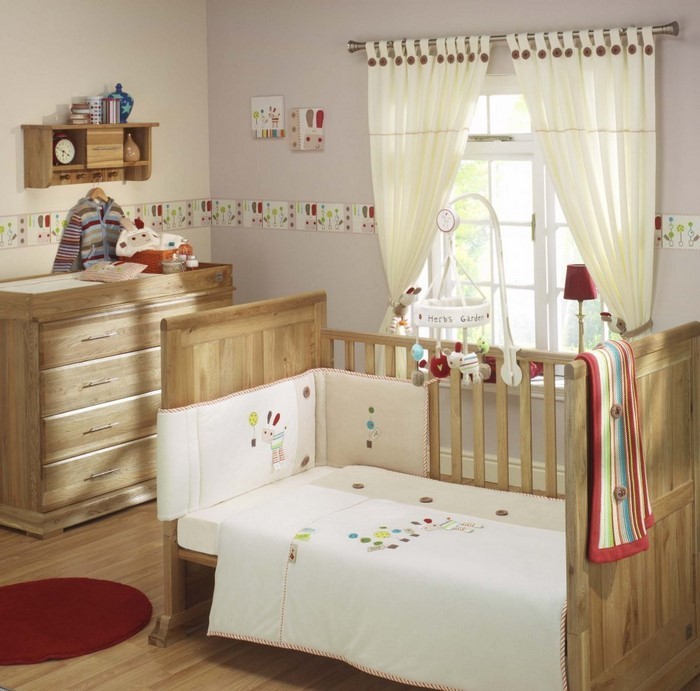 Djeca bi beba soba sa drvenim elementima