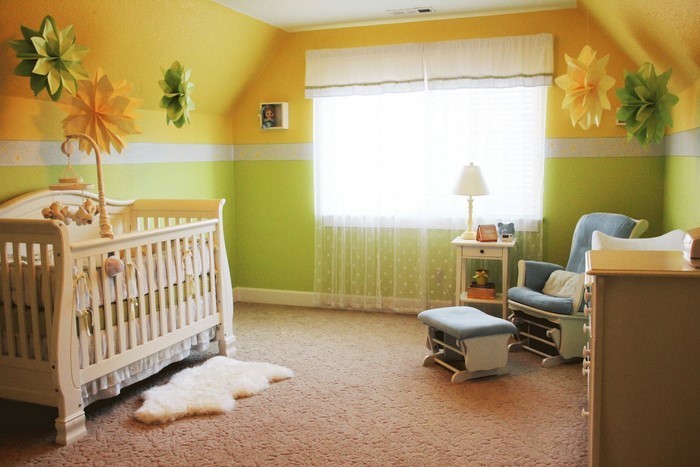 ילדים עושים תינוק בחדר עם פומפונים-to-the-הקיר
