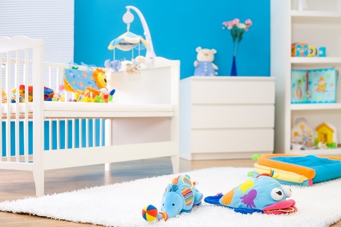 Децата правят бебе стая със синьо-като основен елемент