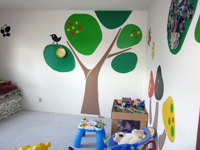 Децата правят дете стая с дървета