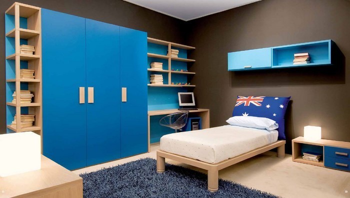 Децата правят-а-момче стая със сини шкафове