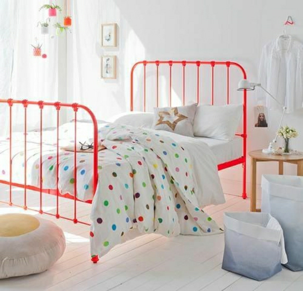 Υπνοδωμάτιο-πορτοκαλί κρεβάτι-shirt κρέμεται-on-the-wall-Μαξιλάρι Αστέρια Διακόσμηση στέκεται λάμπα