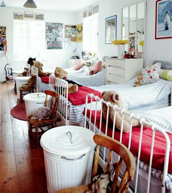 Νηπιαγωγείο τέσσερα σιδερένια κρεβάτια βελούδου αντέχει λευκό παράθυρο τουαλέτα ξύλινες καρέκλες