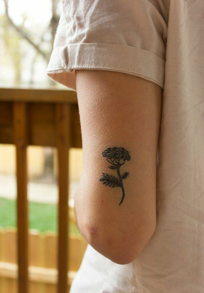 Малък-татуировки-с-цвете