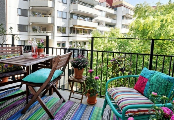 Petit-balcon couleur accents méditerranéen couleur table en bois