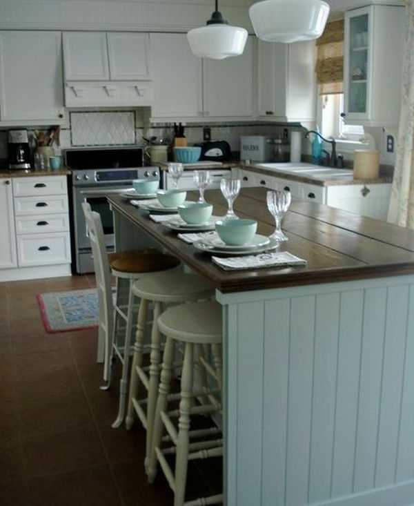 Бял полилей и дървен остров за прост и красив дизайн на кухнята