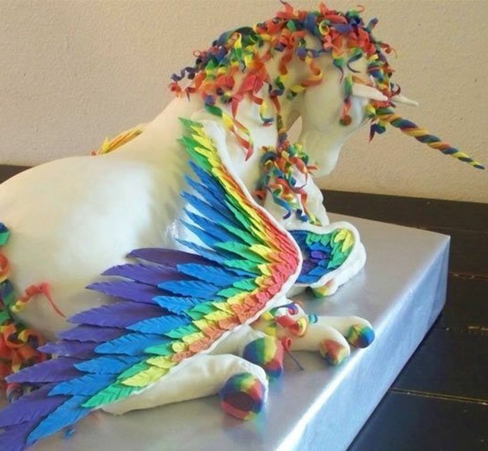 Pastelitos de cumpleaños de los niños idea fresca del unicornio con alas de colores
