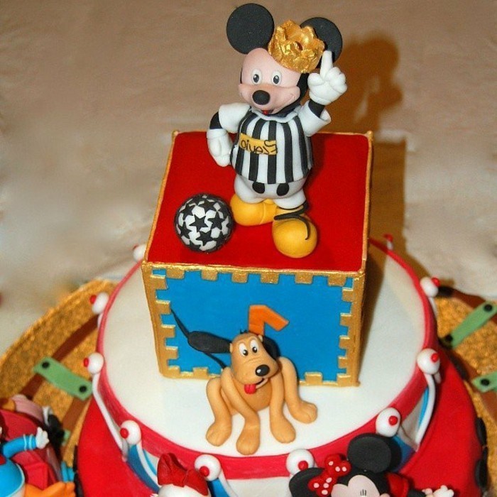 Pastelitos de cumpleaños de los niños con héroes de Disney