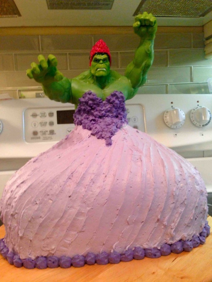 Pastelitos de cumpleaños de los niños con Hulk en vestido de princesa