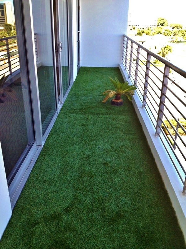 Изкуствена трева по най-балкон-дизайн идея