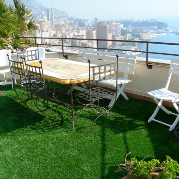 Umjetna trava-by-the-balkon-dizajn ideja