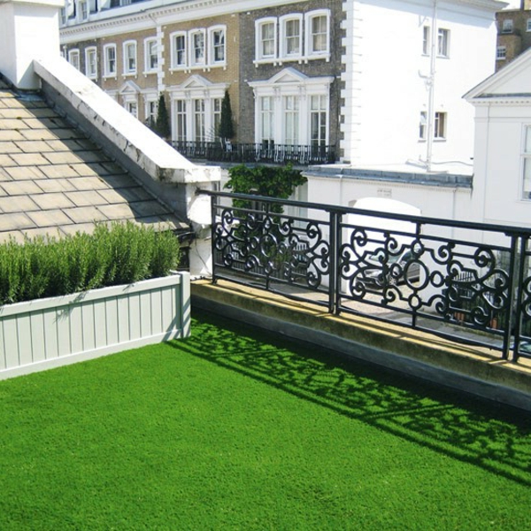Umjetna trava-by-the-balkon-ideje