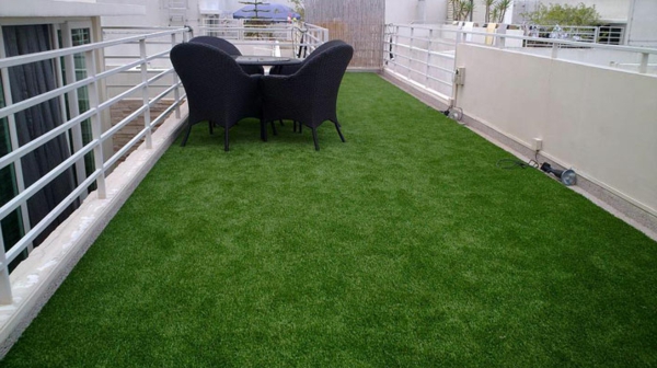 Изкуствена трева по най-вътрешен двор мебели комплект