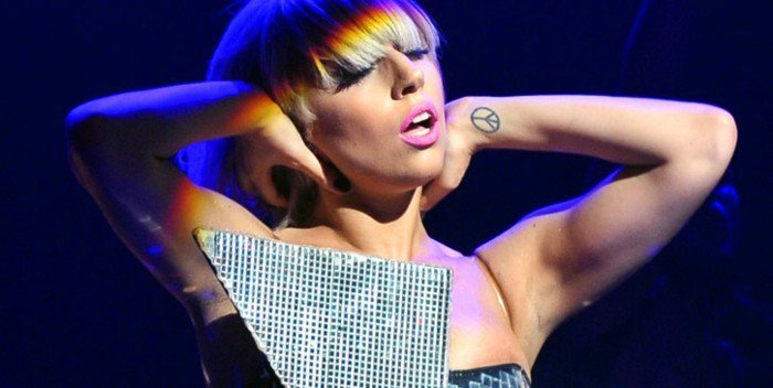 Lady Gaga s tetovažom na ručni tetovaža simbola