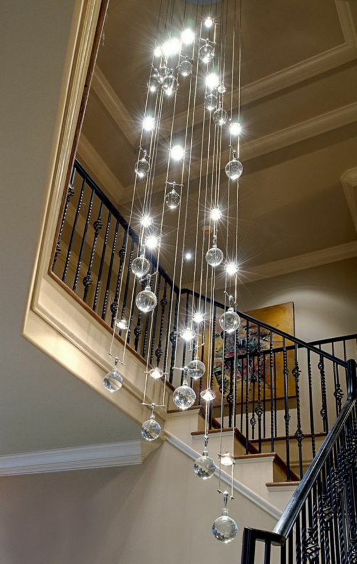 Lampa dugih i visećih stubišta lijep dizajn
